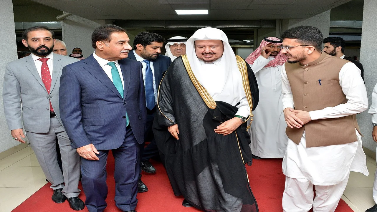 رئيس الشورى يبحث مع نظيره الباكستاني سبل تعزيز التعاون المشترك بإسلام آباد